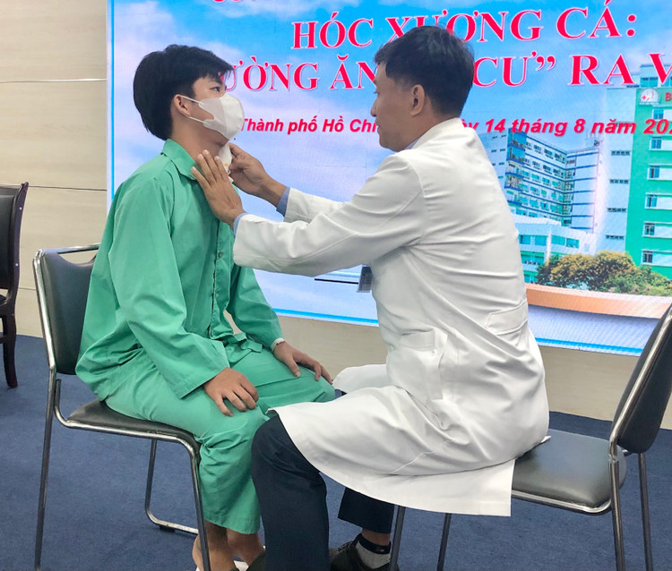 Bệnh nhân được bác sĩ thăm khám, kiểm tra sau phẫu thuật. Ảnh baodanviet