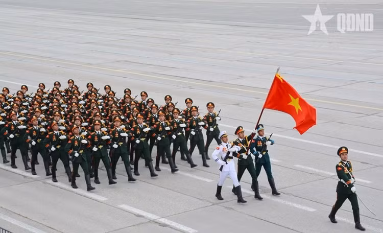 Hinh anh cac chien si Viet Nam tham gia so duyet tai Quang truong Do