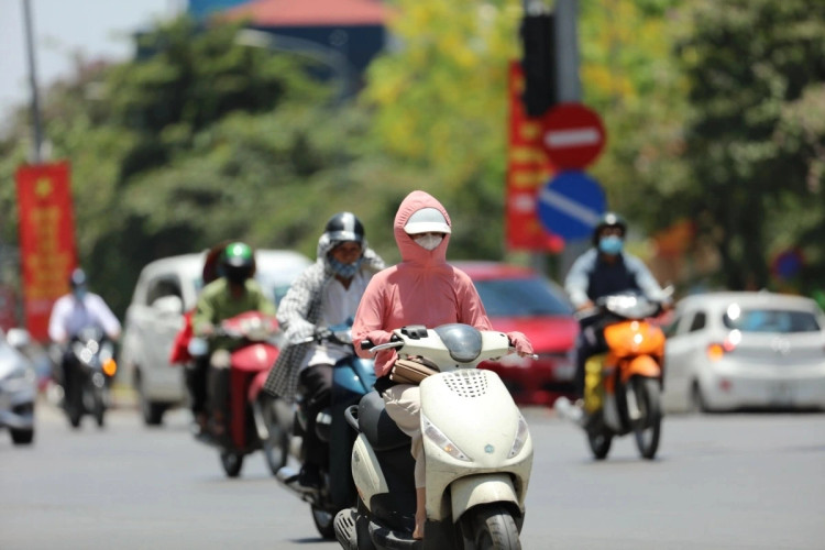 Thoi tiet 8/5: Bac Bo va Bac Trung Bo nang nong, chieu toi co mua rao