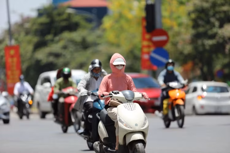 Thoi tiet 8/5: Bac Bo va Bac Trung Bo nang nong, chieu toi co mua rao