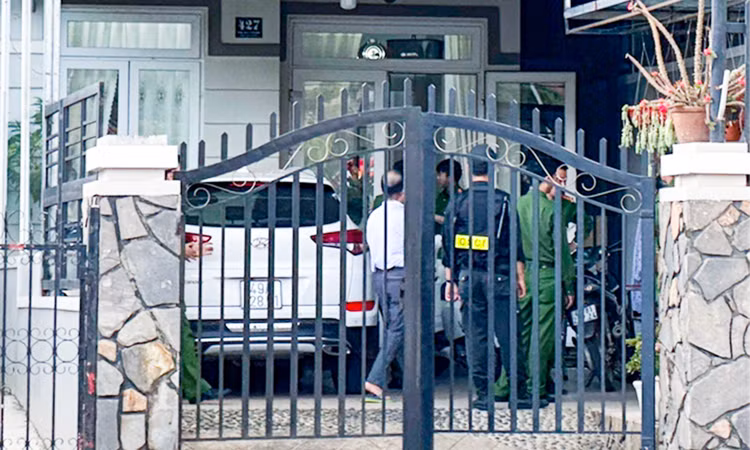 Lực lượng chức năng khám xét nhà ở của một bị can.