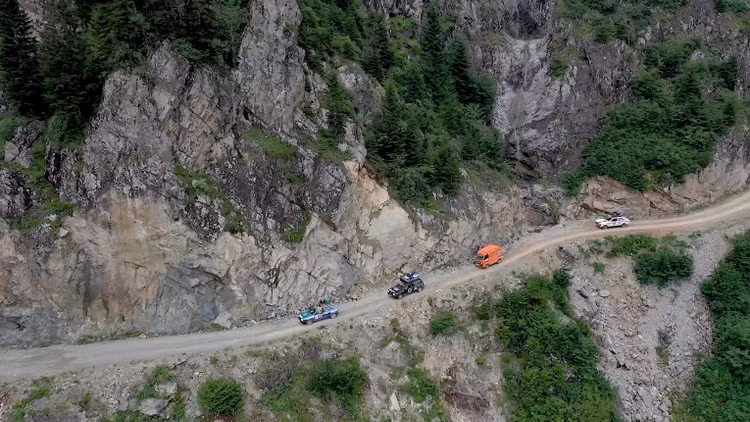 Một số lối rẽ trên D915 quá chật, các phương tiện lớn hơn phải cố gắng di chuyển trong một lần mà không có phương tiện nào khác đi từ hướng ngược lại. Song điều này khá khó khăn vì đây là con đường tương đối đông đúc và được hàng trăm người dân địa phương sử dụng hàng ngày. Ảnh Worldafricatwinriders.