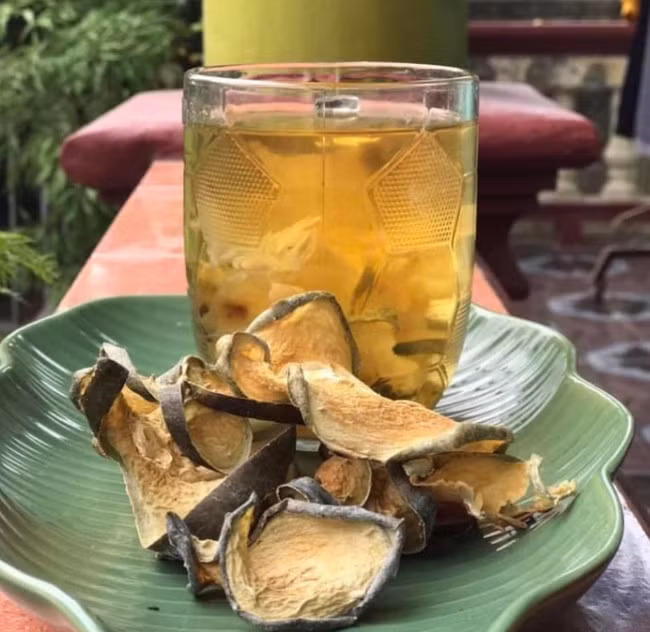 Loại quả đem phơi khô nấu thành nước uống giúp mát gan, thải độc thận. Ảnh minh họa