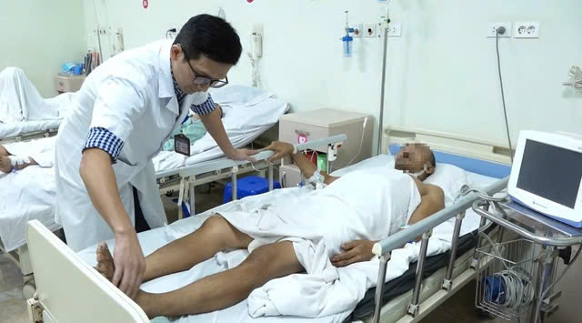 BS. Bính thăm khám cho nam bệnh nhân H - Ảnh báo Sức khỏe và Đời sống