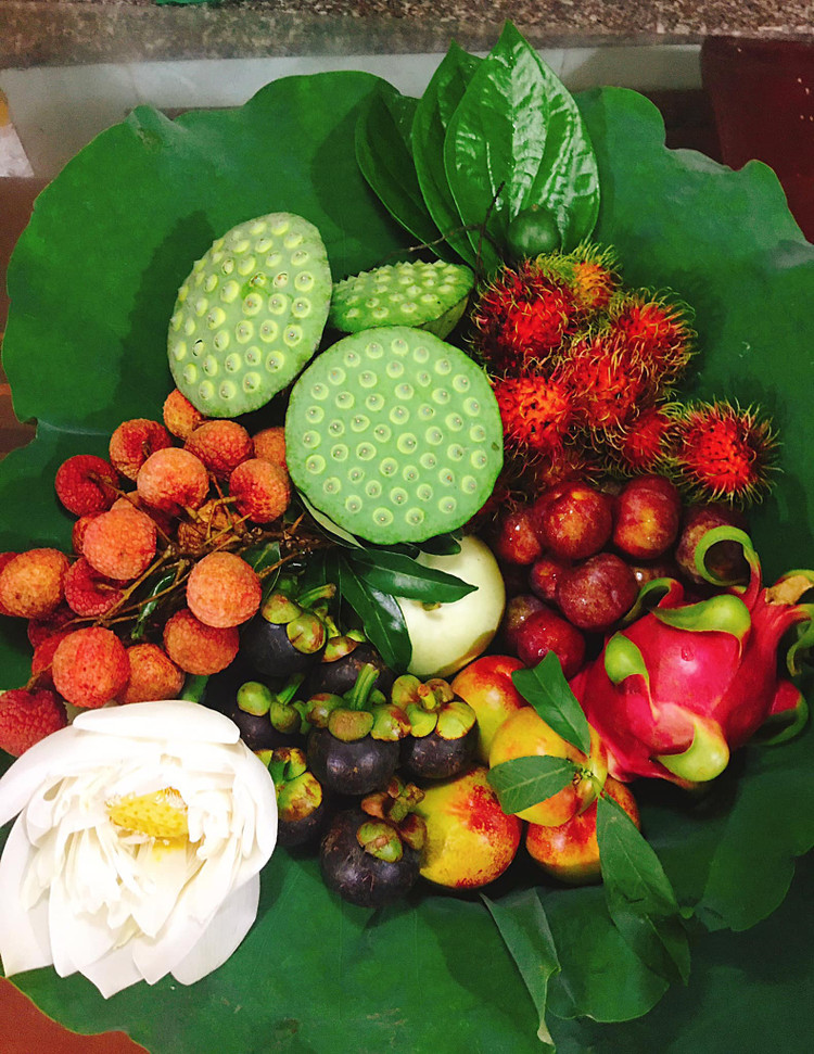 Việt Nam có rất nhiều loại hoa đẹp nhưng vào dịp Tết này loại hoa được ưa chuộng nhất để chưng trên bàn thờ là hoa sen. Hoa sen có vẻ đẹp thuần khiết, vừa thanh tao vừa e ấp. Ngoài ra còn có nhiều loại hoa khác được bày lên mâm lễ cúng như hoa nhài, hoa cau, hoa mẫu đơn đỏ,... Ảnh FB Long Hương