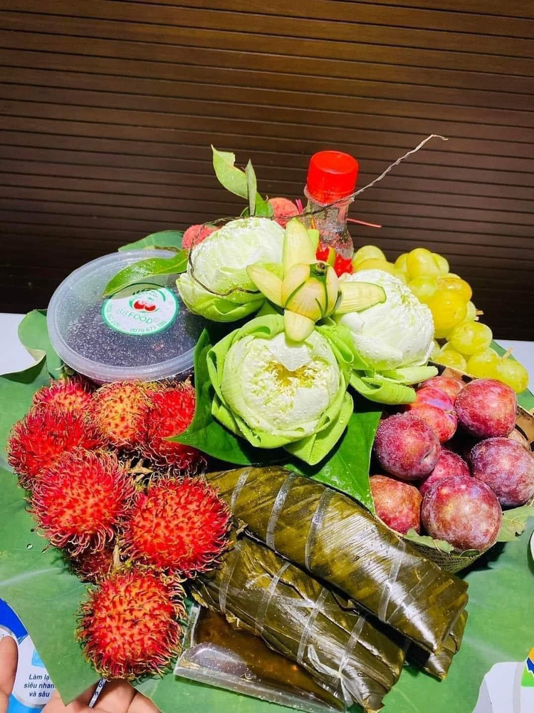 Ở cả 3 miền của đất nước, người dân đều tin rằng ăn cơm rượu nếp cái/rượu cẩm và uống rượu vào ngày này giúp diệt sâu bọ. Theo dân gian, rượu nếp được ăn ngay khi vừa ngủ dậy thì rất hiệu nghiệm. Rượu này chủ yếu là xôi còn nguyên hạt lên men, còn gọi là &quot;cái.&quot; Người dân thường dùng các loại gạo nếp trắng và cẩm đồ thành xôi, để nguội rồi rắc men, ủ trong ba ngày. Thúng xôi ủ được đặt trên một chiếc chậu, hứng lấy nước rượu để khi ăn, trộn với cái, tạo vị ngọt, cay rất dễ chịu. Người già, con trẻ đều có thể ăn loại rượu này.