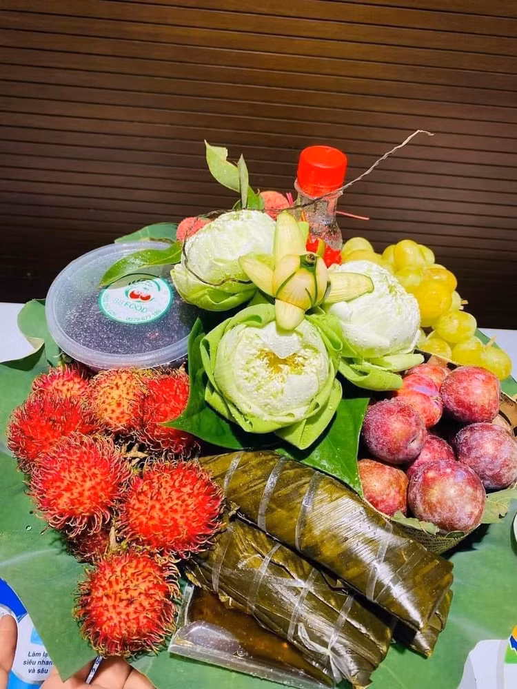 Ở cả 3 miền của đất nước, người dân đều tin rằng ăn cơm rượu nếp cái/rượu cẩm và uống rượu vào ngày này giúp diệt sâu bọ. Theo dân gian, rượu nếp được ăn ngay khi vừa ngủ dậy thì rất hiệu nghiệm. Rượu này chủ yếu là xôi còn nguyên hạt lên men, còn gọi là "cái." Người dân thường dùng các loại gạo nếp trắng và cẩm đồ thành xôi, để nguội rồi rắc men, ủ trong ba ngày. Thúng xôi ủ được đặt trên một chiếc chậu, hứng lấy nước rượu để khi ăn, trộn với cái, tạo vị ngọt, cay rất dễ chịu. Người già, con trẻ đều có thể ăn loại rượu này.