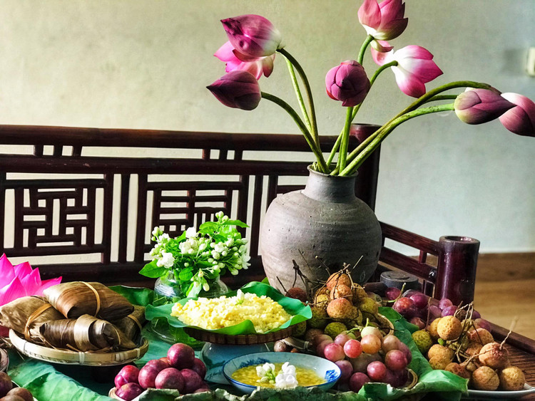 Tết Đoan ngọ không chỉ là dấu ấn của nét văn hóa truyền thống mà còn là khoảnh khắc mọi nhà quây quần bên mâm lễ hoa quả cúng dâng lên tổ tiên, thể hiện lòng thành kính cũng như mong muốn đẩy lùi điều xui xẻo, bệnh tật. Mâm cúng ngày này không thể thiếu vải thiều thơm lừng, mận chín mọng, đại diện cho sự đầy đủ và phong phú. Những loại quả này không chỉ góp phần làm phong phú thêm cho mâm cúng với hương vị chua ngọt quyến rũ, mà còn được tin là có khả năng &quot;xua đuổi sâu bọ&quot;, mang lại sức khỏe và sự an lành cho thành viên trong gia đình. Ảnh Internet