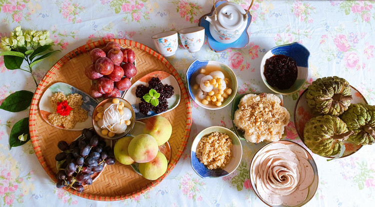 Hai món chè không thể thiếu trong ngày này là chè hạt sen và chè đậu đen - hai loại chè có tác dụng giải nhiệt tốt. Thời tiết tháng 5 mưa nắng thất thường dễ gây ra các loại bệnh vặt, nên việc ăn chè trong ngày này được nhiều người lựa chọn để phòng bệnh và cầu mong mang lại sức khỏe. Ngoài ra, nhiều gia đình còn làm chè trôi nước. Những viên chè tròn đầy, đẹp mắt, vị thơm ngọt ngào lại mang nhiều ý nghĩa nên được nhiều đời con cháu dùng để dâng cúng lên đất trời, tổ tiên cầu mong vạn sự may mắn. Chè kê là chè được nấu từ hạt kê đã loại bỏ lớp vỏ, ngâm rồi đun sôi đến khi nở mềm. Sau đó người ta thêm nước đường cùng chút gừng vào nồi hạt kê đang sôi là đã hoàn thành. Chè có kết cấu sền sệt, màu vàng ươm, thơm phức và ngọt ngào nữa.