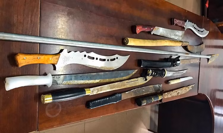 Hung khí nhóm thiếu niên chuẩn bị đánh nhau.