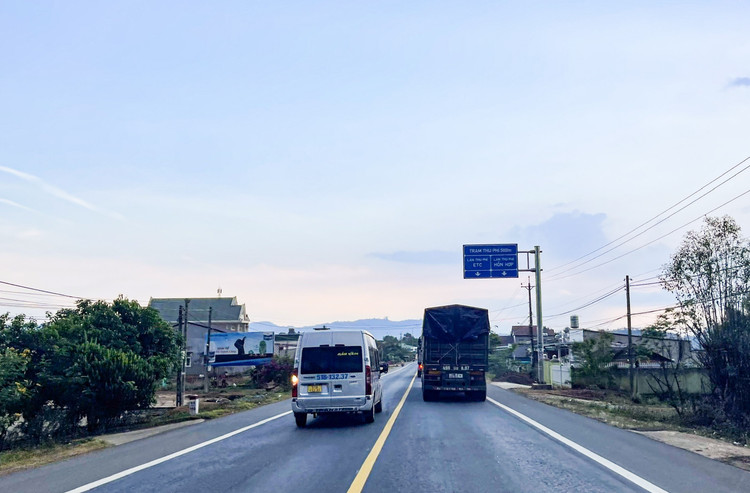 Xe khách bất chấp lấn làn, vượt ẩu.