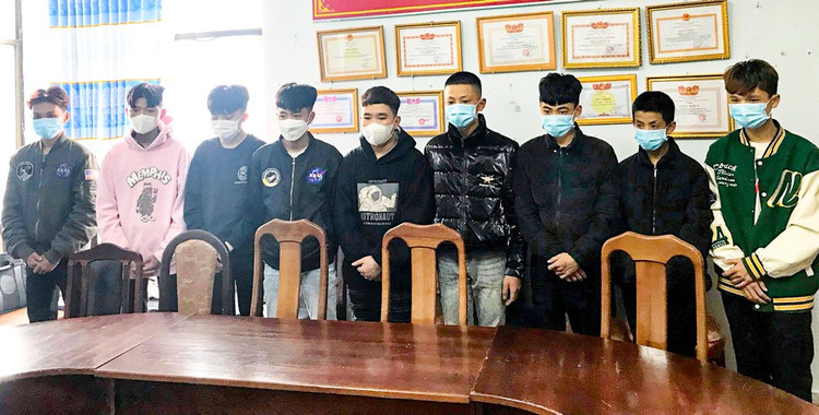 Nhóm thiếu niên tại cơ quan công an.