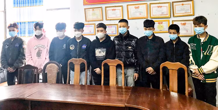 Nhóm thiếu niên tại cơ quan công an.