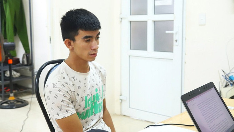 Đối tượng Hoàng Nguyễn Đình Vũ tại cơ quan Công an.