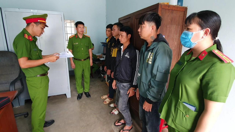 Cơ quan CSĐT Công an tỉnh Đắk Nông thực hiện lệnh khám xét nơi ở của đối tượng Bùi Thị Ngọc Sâm.