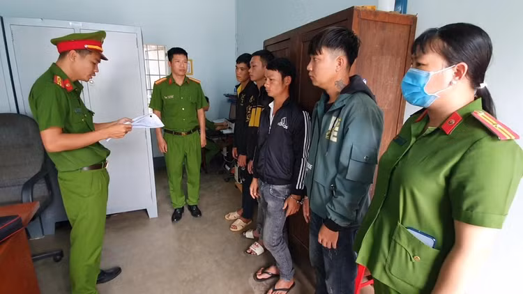 Các đối tượng tham gia vụ hỗn chiến bị bắt tạm giam để điều tra hành vi giết người.