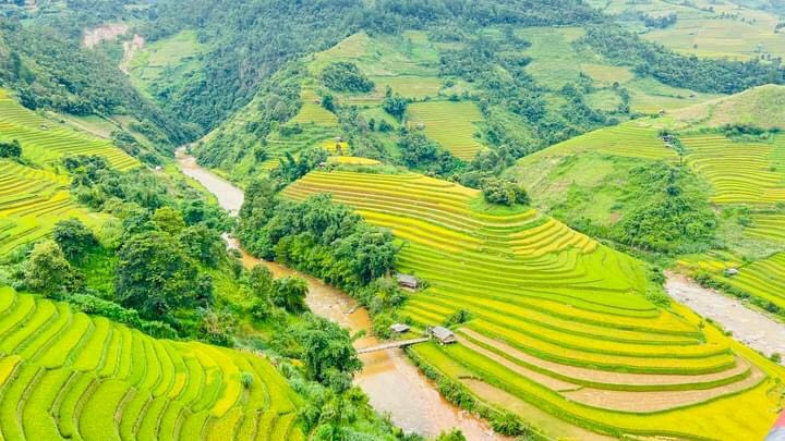 Đứng trước bức tranh thiên nhiên Mù Cang Chải tuyệt đẹp được &quot;tô vẽ” trên 2.200 ha ruộng bậc thang, du khách sẽ không khỏi ngỡ ngàng khi ngắm nhìn các thửa ruộng trải đều tít tắp, uốn lượn quanh những sườn đồi, lưng núi.