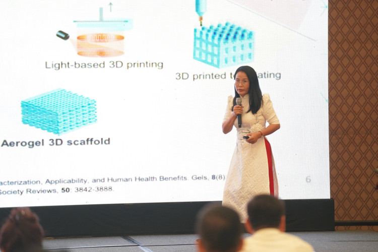 PGS.TS Lê Thị Kim Phụng trình bày về Dự án “Phát triển kỹ thuật sản xuất vật liệu tính năng cao Aerogel composite từ phụ phẩm nông nghiệp” tại hội thảo do ViniF tổ chức.