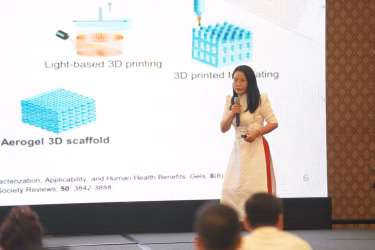 PGS.TS Lê Thị Kim Phụng trình bày về Dự án “Phát triển kỹ thuật sản xuất vật liệu tính năng cao Aerogel composite từ phụ phẩm nông nghiệp” tại hội thảo do ViniF tổ chức.