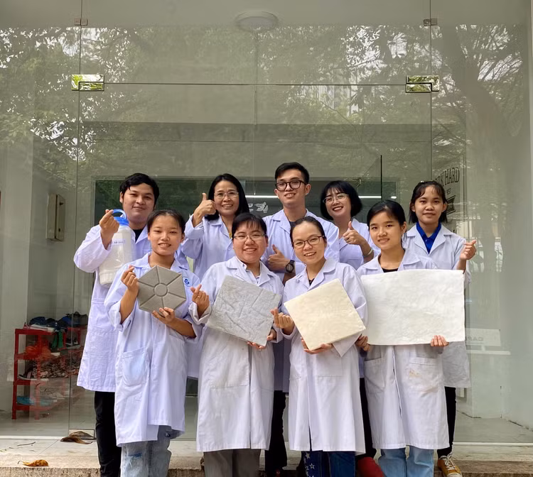 PGS.TS Lê Thị Kim Phụng và nhóm nghiên cứu. Ảnh: NVCC.