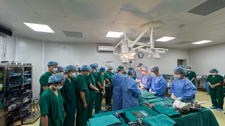 Các y bác sĩ dành một phút tri ân, mặc niệm để cảm ơn người hiến tạng. Ảnh Báo chính phủ