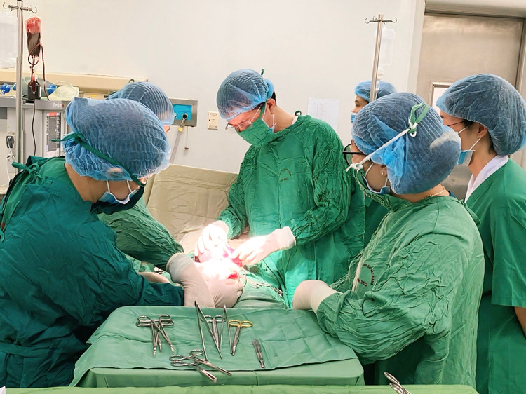 Ekip phẫu thuật cho bệnh nhân. Ảnh BVCC