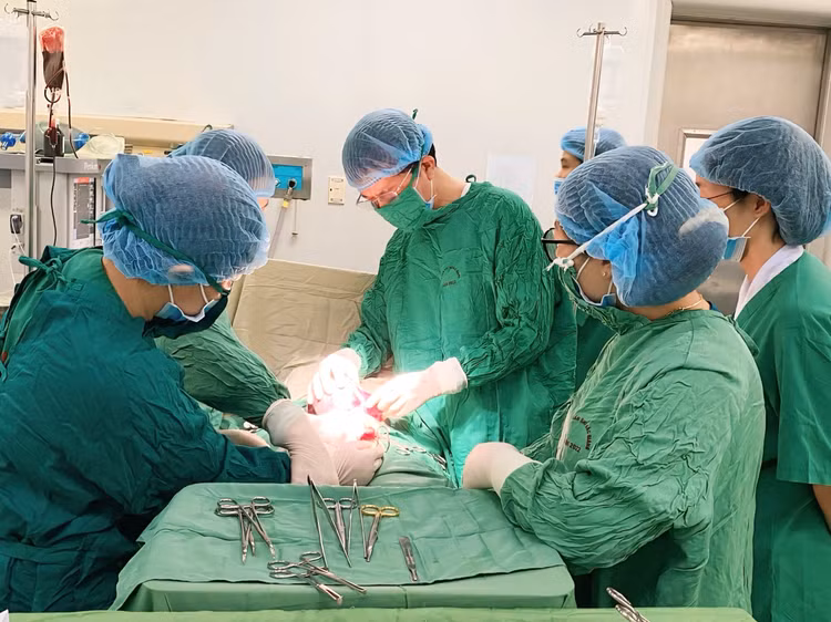 Ekip phẫu thuật cho bệnh nhân. Ảnh BVCC