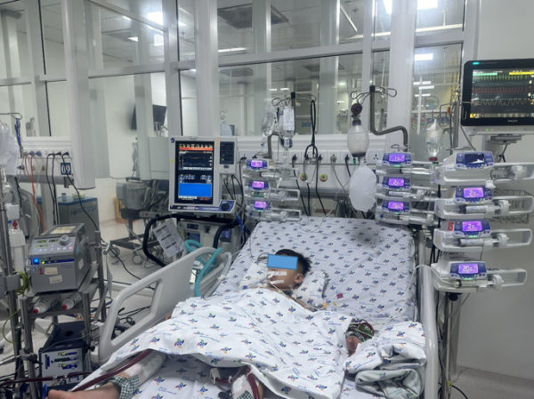 Bệnh nhi viêm cơ tim tối cấp, sốc tim rối loạn nhịp tim nặng được điều trị tích cực thở máy, ECMO, đặt máy tạo nhịp, điều trị rối loạn nhịp tim, hỗ trợ gan thận. Ảnh BVCC