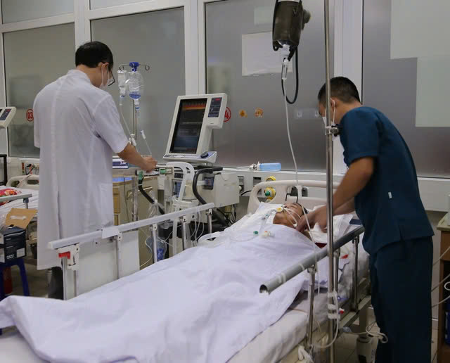 Các bác sĩ Khoa chống độc (Bệnh viện Hữu nghị Đa khoa Nghệ An) điều trị cho bệnh nhân. Ảnh: Báo Sức khỏe và Đời sống