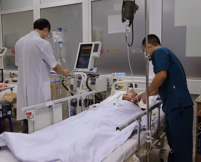 Các bác sĩ Khoa chống độc (Bệnh viện Hữu nghị Đa khoa Nghệ An) điều trị cho bệnh nhân. Ảnh: Báo Sức khỏe và Đời sống