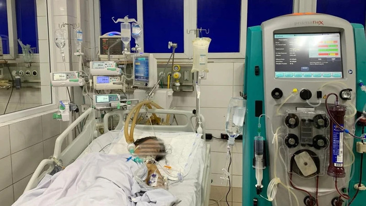 Bệnh nhân được điều trị tại Bệnh viện Bệnh Nhiệt đới Trung ương. Ảnh Nhan Dan