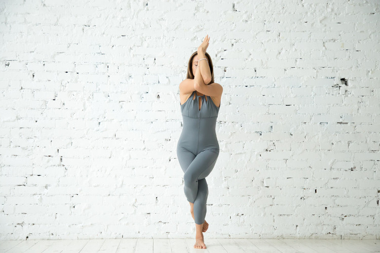 Tư thế yoga đại bàng (Garudasana). Ảnh Leep