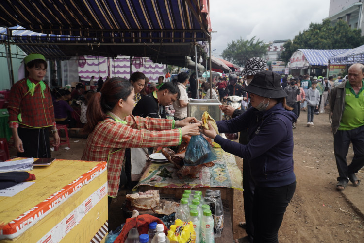 Lễ hội hỗ trợ rất nhiều cho việc tiêu thụ sản phẩm vùng đồng bào dân tộc thiểu số và miền núi.