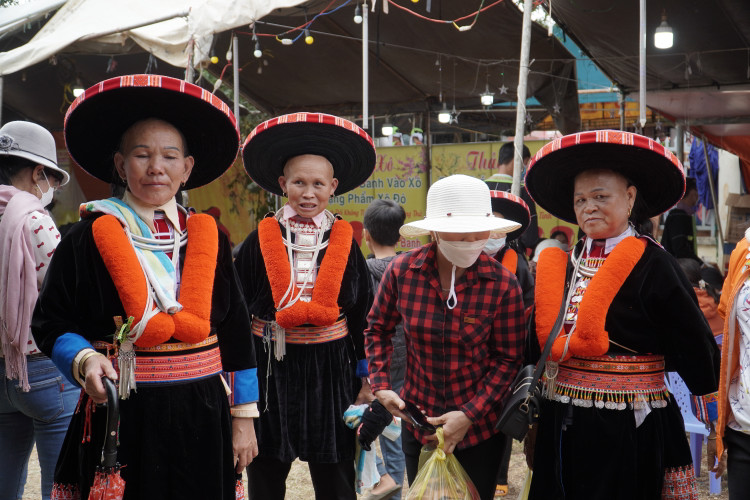 Người đồng bào dân tộc Tày, Nùng nô nức tham gia Lễ hội.