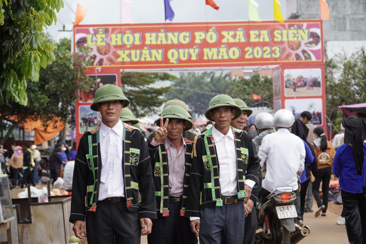 Những ngày diễn ra lễ hội, mọi người từ già đến trẻ nhỏ đều vui vẻ, trong làng dù nhà giàu hay nghèo cũng tất bật chuẩn bị thịt heo quay, mấy vò rượu để tiếp khách đến thăm.