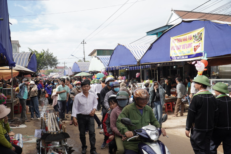 Lễ hội thu hút hàng nghìn người dân, du khách trong và ngoài tỉnh tham gia.