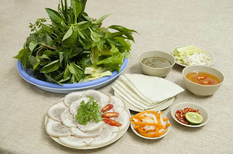 Ngăn ngừa loãng xương: Rau nhái rất giàu vitamin. Cứ 500mg tinh chất rau nhái sẽ có tác dụng điều trị, ngăn ngừa loãng xương hiệu quả. Một số nơi còn kết hợp tinh chất này với vitamin E và canxi để tăng hiệu quả chữa trị. Trong đó, người già và phụ nữ mãn kinh là nhóm đối tượng thường dễ mắc bệnh loãng xương. Vì vậy, các chuyên gia luôn khuyến cáo họ nên sử dụng rau nhái thường xuyên để ngăn ngừa bệnh hiệu quả. Ảnh Internet