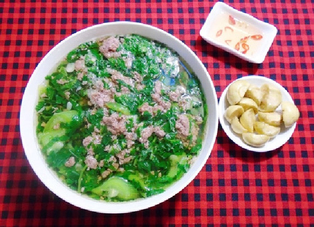 Canh rau đay tốt cho sức khỏe mùa hè. Ảnh minh họa