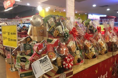Nhiều sản phẩm hoa quả, bánh kẹo, giỏ quà Tết với mẫu mã đa dạng và nhiều phân khúc giá để phục vụ người tiêu dùng.