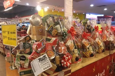 Nhiều sản phẩm hoa quả, bánh kẹo, giỏ quà Tết với mẫu mã đa dạng và nhiều phân khúc giá để phục vụ người tiêu dùng.