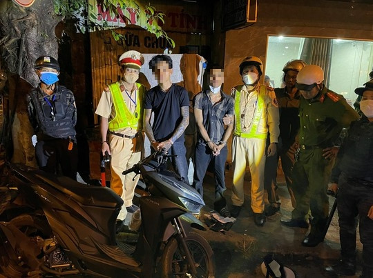 Hai đối tượng bị CSGT bắt giữ, nghi tàng trữ ma túy đá.