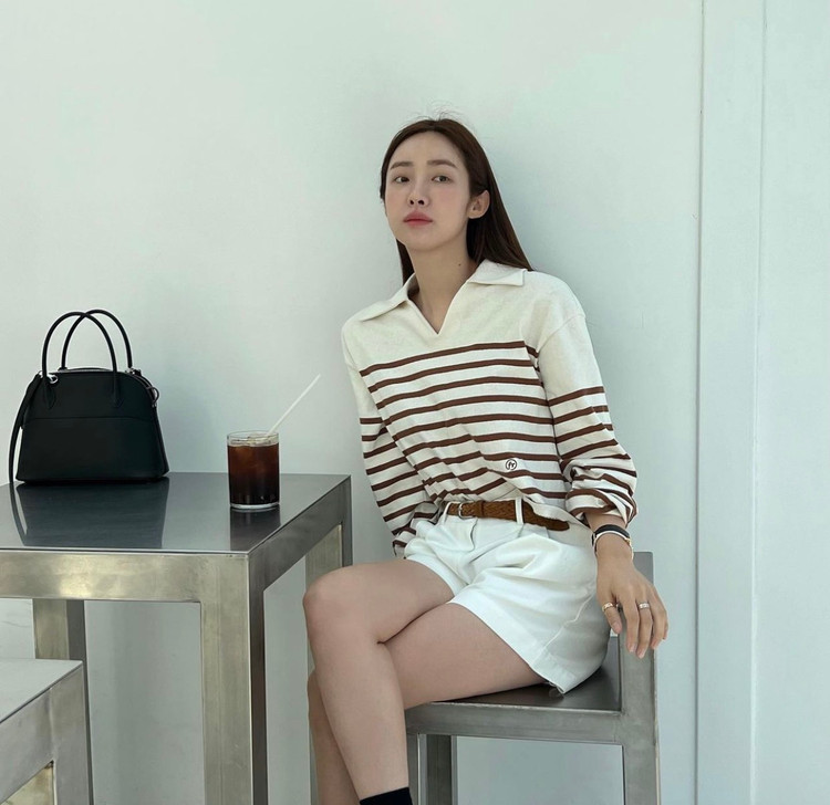 Họa tiết kẻ ngang là một cách tuyệt vời giúp bạn trông trẻ trung và năng động.