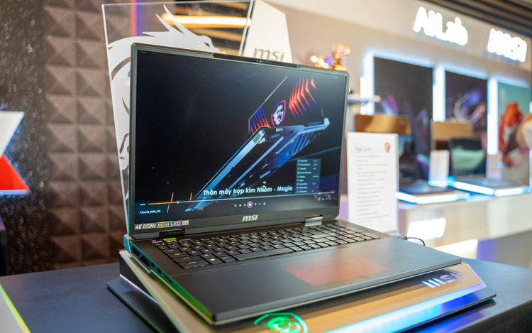 MSI Titan 18 HX là laptop gaming mạnh mẽ nhất tại thời điểm hiện tại