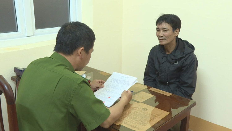 Đối tượng Trần Duy Thiện tại cơ quan Công an.