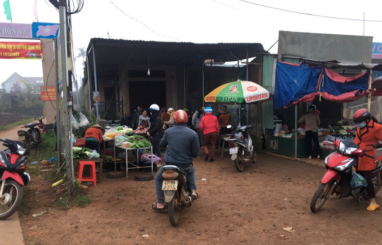 Chợ tự phát tại cổng thôn 13 xã Pơng Drang vẫn đang hoạt động mua bán bình thường và khá đông đúc.