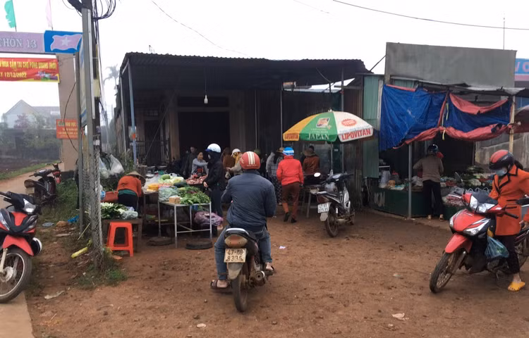 Chợ tự phát tại cổng thôn 13 xã Pơng Drang vẫn đang hoạt động mua bán bình thường và khá đông đúc.