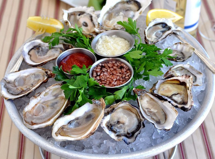 Hàu sống cũng là một trong những món ăn khoái khẩu được đấng mày râu yêu thích. Tuy nhiên, việc ăn hàu sống không qua chế biến có nguy cơ rất cao bị ấu trùng sán. Ảnh minh họa
