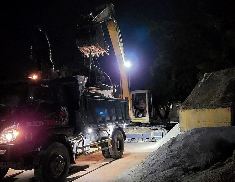 Các phương tiện khai thác cát trái phép (gồm máy xúc, máy hút cát, cát đã được khai thác) đưa về trụ sở UBND xã trong đêm để lập hồ sơ xử lý theo quy định pháp luật.