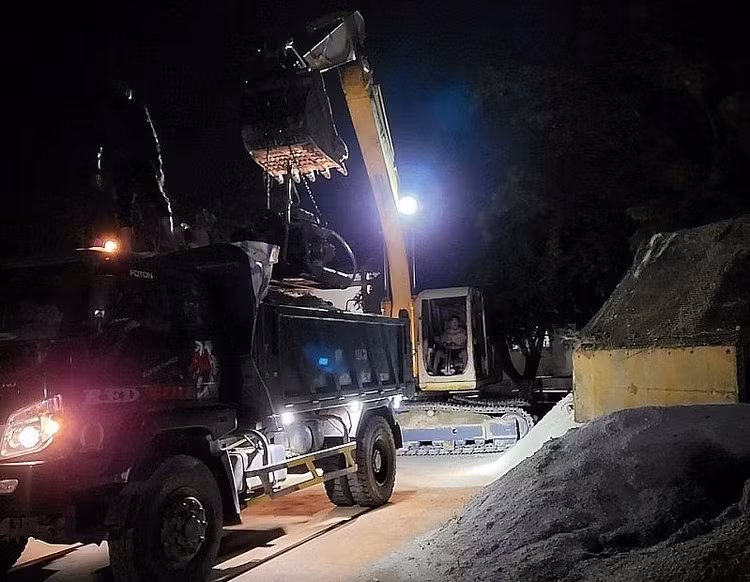 Các phương tiện khai thác cát trái phép (gồm máy xúc, máy hút cát, cát đã được khai thác) đưa về trụ sở UBND xã trong đêm để lập hồ sơ xử lý theo quy định pháp luật. Các phương tiện khai thác cát trái phép (gồm máy xúc, máy hút cát, cát đã được khai thác) đưa về trụ sở UBND xã trong đêm để lập hồ sơ xử lý theo quy định pháp luật.