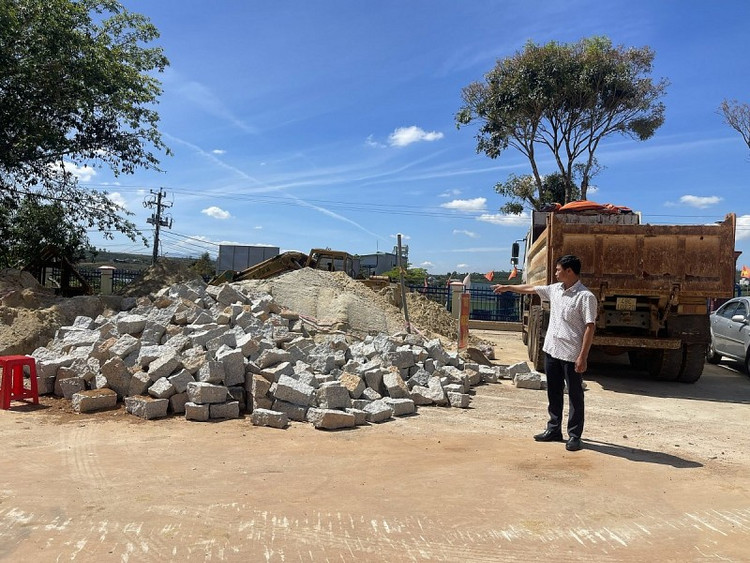 Ông Nguyễn Thanh Du - Phó Chủ tịch xã Phúc Thọ cùng những tang vật của các cuộc tuy quét khoáng sản trái phép.